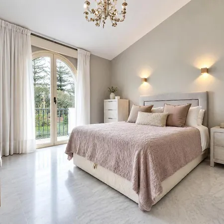 Luxurious On The Golden Mile Of *